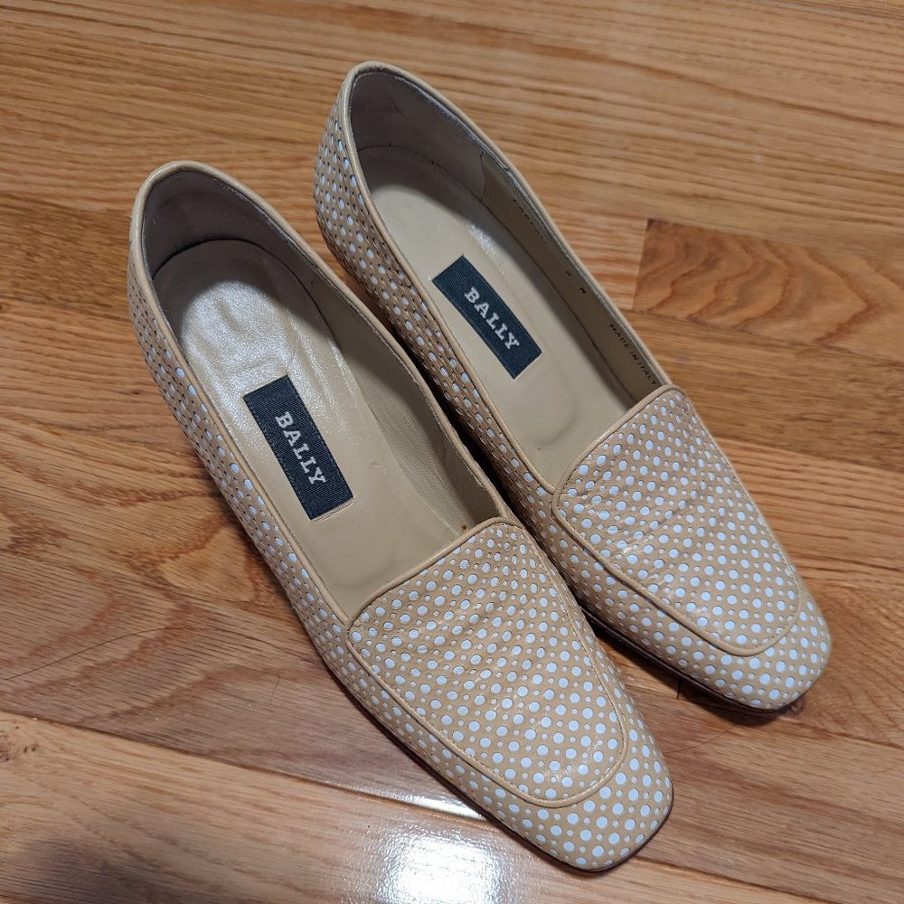 (Pre-Owned) Bally Laser cut leather pumps size 8